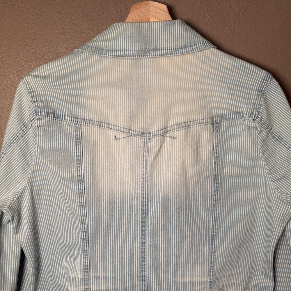 Jou Jou Womens Cropped Light Wash Distressed Denim Pinstripe Jean Jacket Size XL - Picture 12 of 16